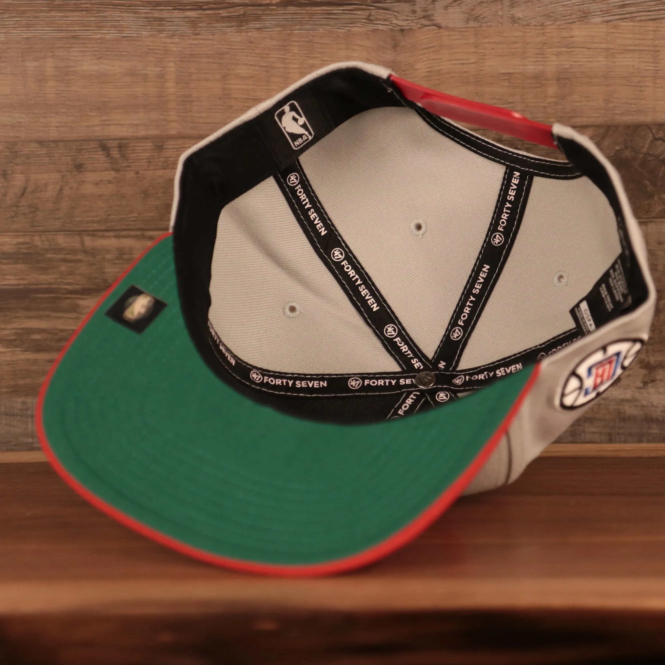 47 BRAND | LOS ANGELES CLIPPERS | CROSSTOWN SCRIPT TT | SNAPBACK HAT | GREEN BOTTOM | GRAY/RED | OSFM