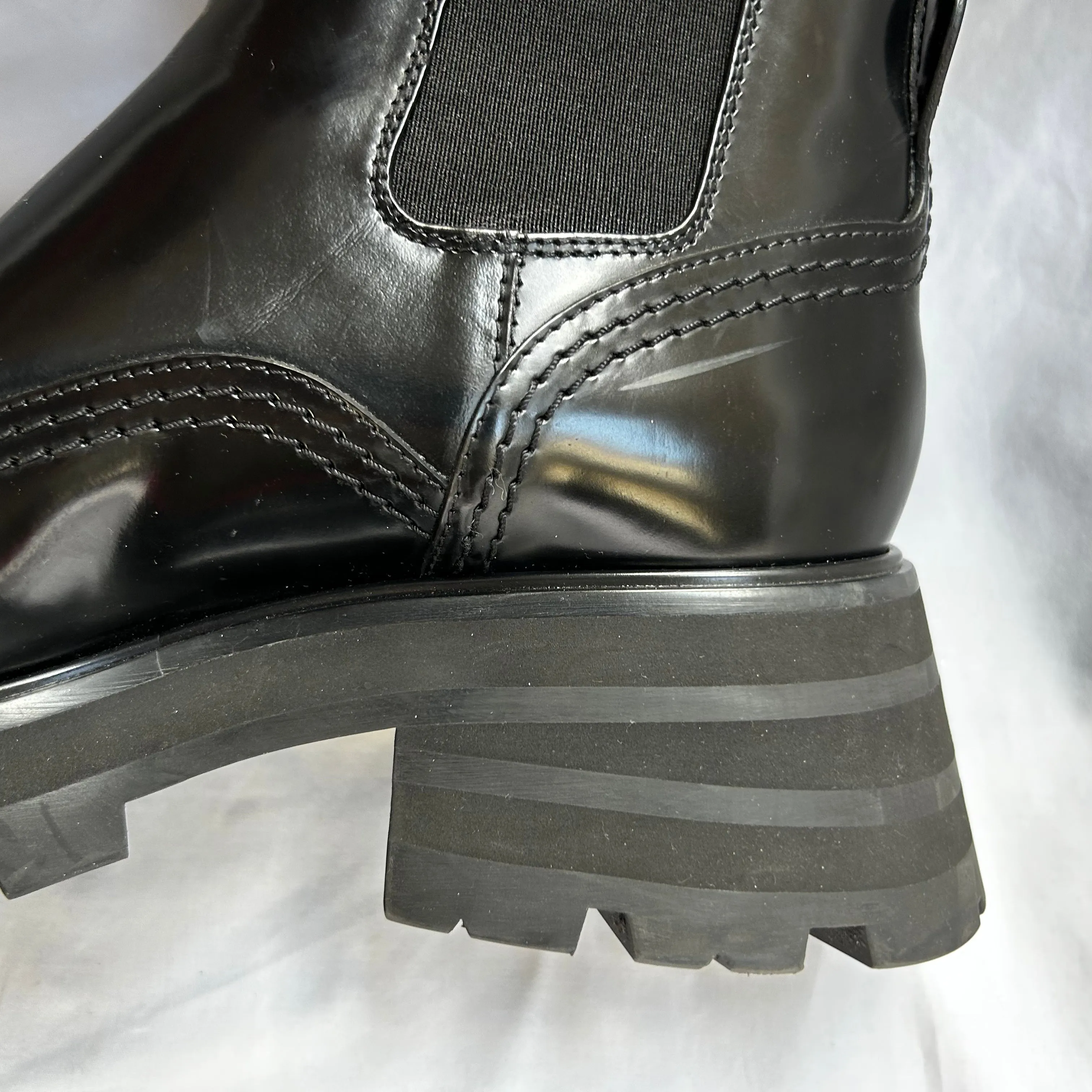 Alexander McQueen 675 Black Leather Chelsea Boots Size 41